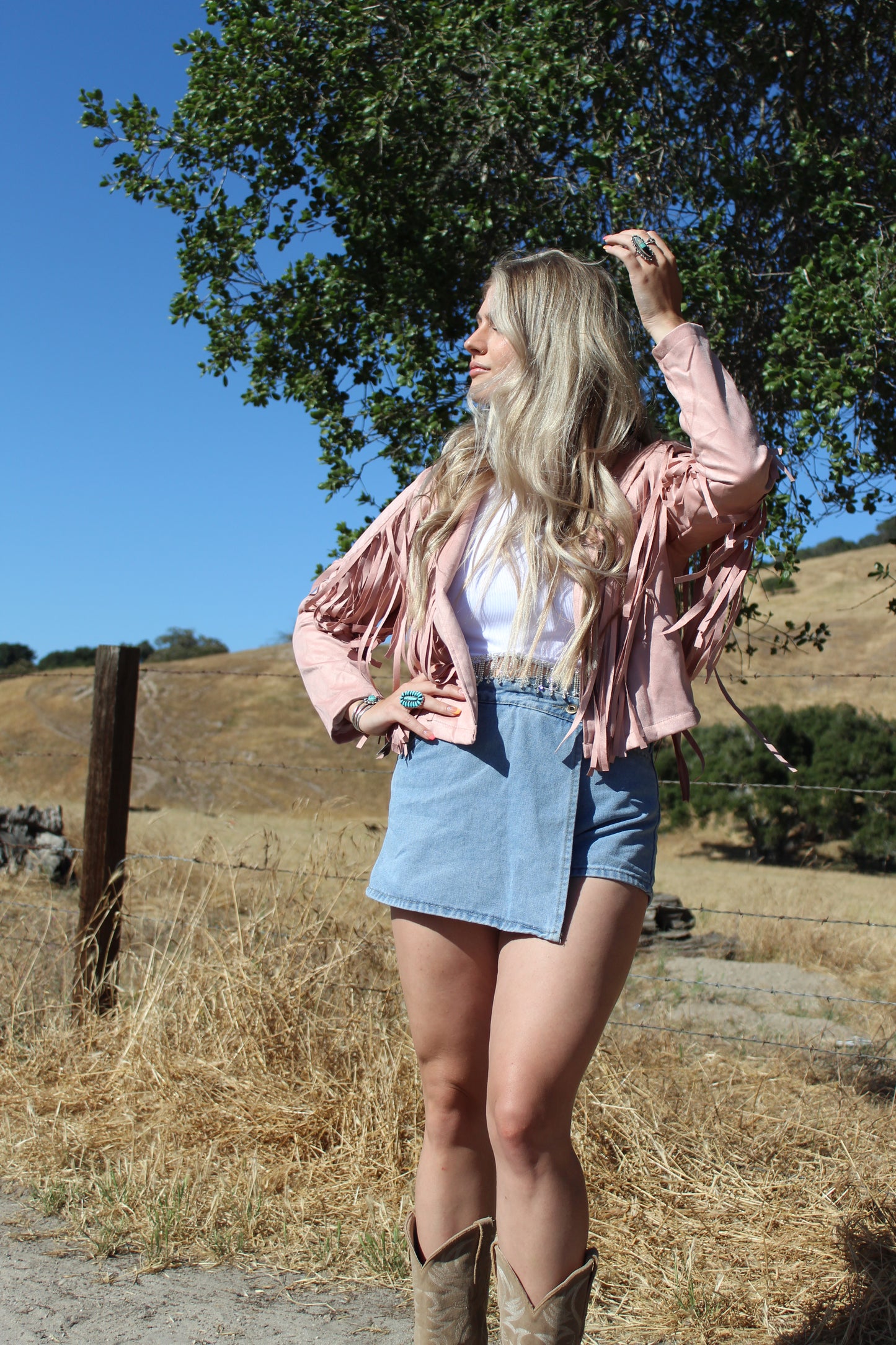 Chaqueta rosa con flecos de Jennifer